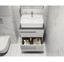 Lavabo avec meuble sous-vasque et tiroir ouvert dans la salle de bain