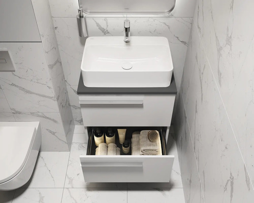 Lavabo avec meuble sous-vasque et tiroir ouvert dans la salle de bain