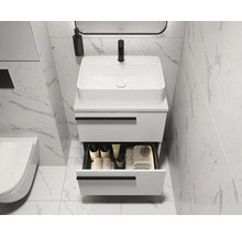 Salle de bain moderne avec meuble sous-lavabo blanc et tiroir ouvert