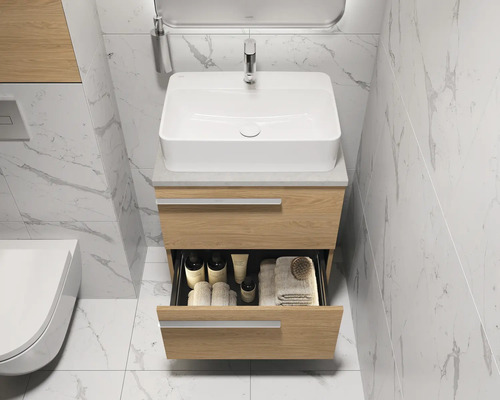 Meuble-lavabo avec tiroir ouvert, robinet et miroir dans une salle de bain lumineuse