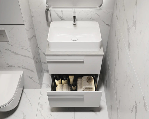 Salle de bains avec meuble-lavabo blanc, vasque à poser et tiroir ouvert pour ranger les accessoires de salle de bains