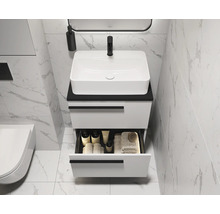 Salle de bains moderne avec meuble sous-lavabo, lavabo, tiroir et robinet
