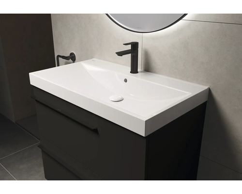 Meuble-lavabo avec armoire et robinet dans la salle de bain