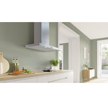 Moderne Küche mit Dunstabzugshaube aus Metall über einem Kochfeld.