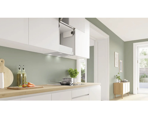 Küchenszene mit Dunstabzugshaube, Kochfeld, Spüle und Arbeitsfläche in einem hellen und modernen Design.