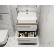 Salle de bains avec lavabo, meuble sous-lavabo avec tiroirs et robinetterie