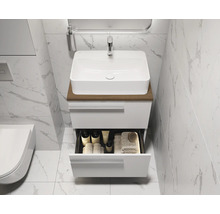 Meuble-lavabo avec tiroir ouvert dans la salle de bain