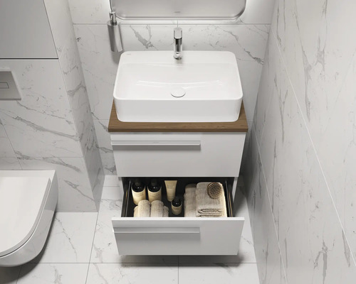 Meuble-lavabo avec tiroir ouvert dans la salle de bain