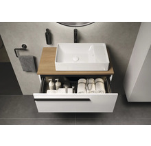 Lavabo avec meuble sous-vasque ouvert, serviettes et accessoires de salle de bain