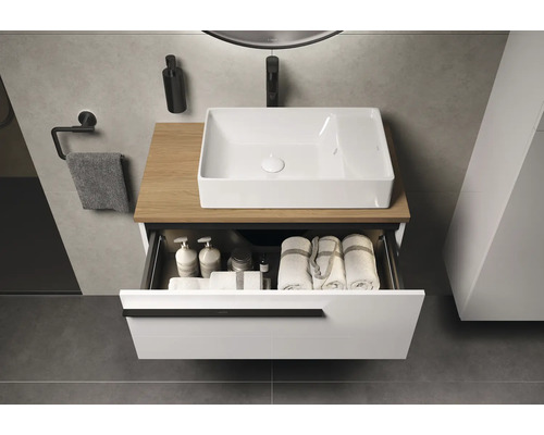 Lavabo avec meuble sous-vasque ouvert, serviettes et accessoires de salle de bain