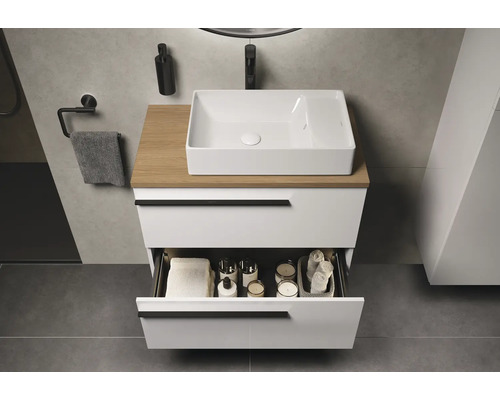 Salle de bain moderne avec lavabo, meuble sous-vasque et tiroir ouvert pour le rangement