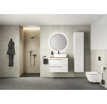Salle de bains moderne avec douche, meuble-lavabo avec miroir, toilettes et porte-serviettes