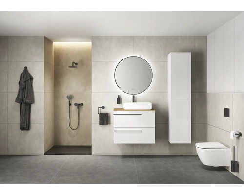 Salle de bains moderne avec douche, meuble-lavabo avec miroir, toilettes et porte-serviettes