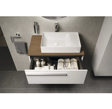 Salle de bains avec lavabo, meuble bas avec tiroir, serviettes et produits de soin