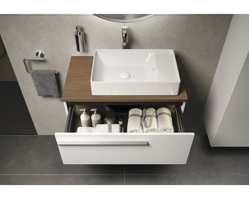 Salle de bains avec lavabo, meuble bas avec tiroir, serviettes et produits de soin