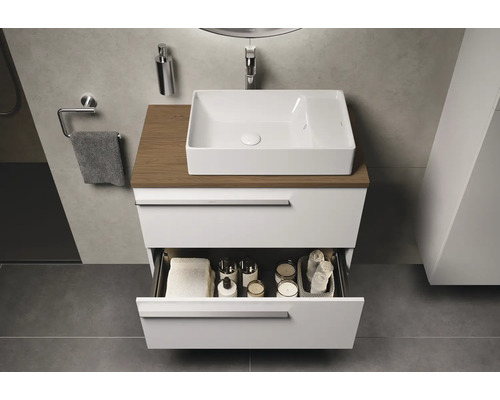 Salle de bain moderne avec lavabo, meuble sous-lavabo avec tiroir et accessoires de salle de bain