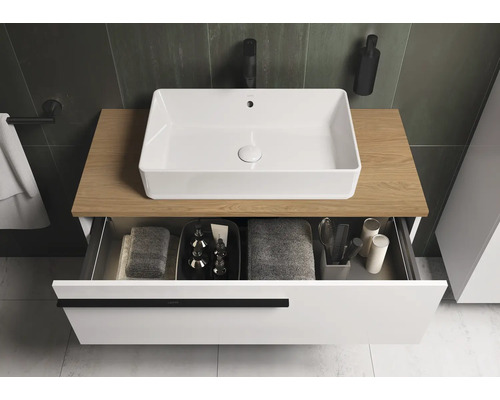 Salle de bain moderne avec lavabo à poser, plateau en bois et tiroir ouvert