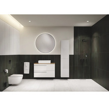 Salle de bains moderne avec toilettes, lavabo, miroir et douche