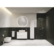 Salle de bain moderne avec douche, lavabo, miroir et toilettes