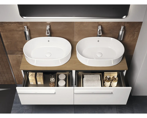 Salle de bain avec deux lavabos et meuble bas ouvert