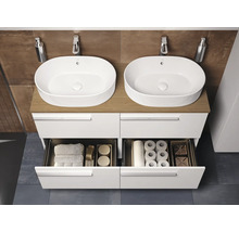 Salle de bains avec meuble-lavabo, deux vasques, robinets et tiroirs ouverts pour ranger les accessoires de salle de bains