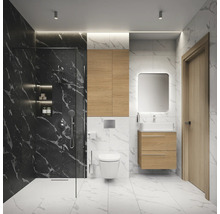 Helles Badezimmer mit Dusche, Waschbecken, Spiegel und Toilette.