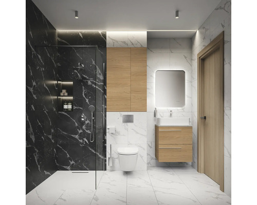 Helles Badezimmer mit Dusche, Waschbecken, Spiegel und Toilette.