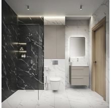 Modernes Badezimmer mit Dusche, Waschtisch, Spiegelschrank und Toilette vor Marmorwand