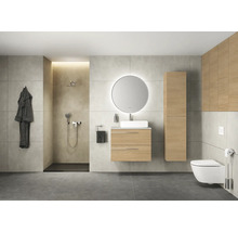 Modernes Badezimmer mit Dusche, Waschtisch mit Spiegel, Toilette und Bademantel