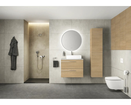 Modernes Badezimmer mit Dusche, Waschtisch mit Spiegel, Toilette und Bademantel