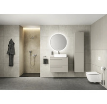 Helles Badezimmer mit Dusche, Waschtisch, Spiegel und Toilette.