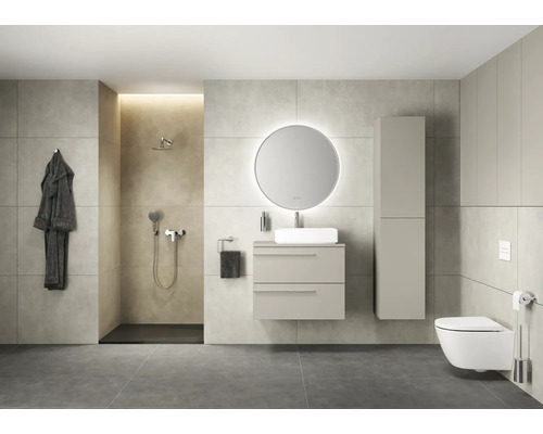 Helles Badezimmer mit Dusche, Waschtisch, Spiegel und Toilette.