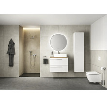Modernes Badezimmer mit Dusche, Waschtisch, Spiegel und Toilette für eine helle und organisierte Atmosphäre.