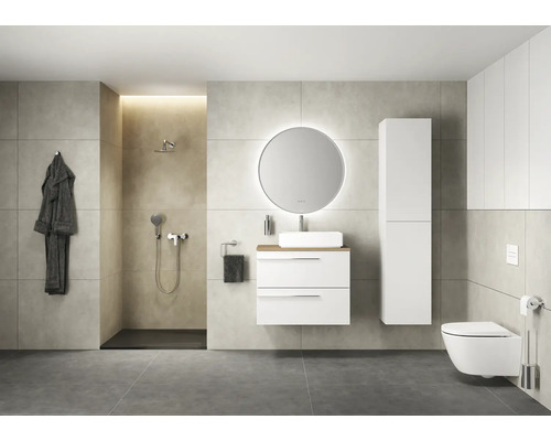 Modernes Badezimmer mit Dusche, Waschtisch, Spiegel und Toilette für eine helle und organisierte Atmosphäre.
