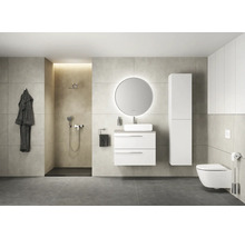 Modernes Badezimmer mit Dusche, Waschtisch, Spiegel und Toilette.