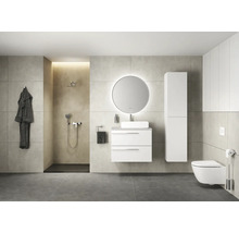 Modernes Badezimmer mit Dusche, Waschtisch mit Spiegel und Toilette.