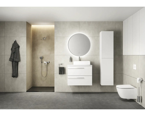 Modernes Badezimmer mit Dusche, Waschbeckenunterschrank, Spiegelschrank und Toilette