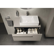 Salle de bain avec lavabo, meuble sous-vasque avec tiroir, serviettes et produits de soins