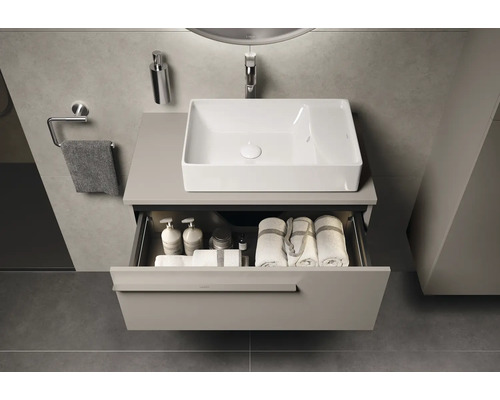 Salle de bain avec lavabo, meuble sous-vasque avec tiroir, serviettes et produits de soins