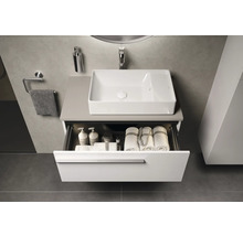 Salle de bain avec lavabo, tiroir et serviettes