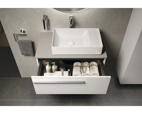 Salle de bain avec lavabo, tiroir et serviettes