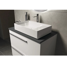 Meuble de salle de bains avec lavabo, robinet et distributeur de savon