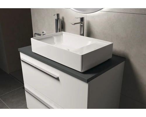 Meuble de salle de bains avec lavabo, robinet et distributeur de savon