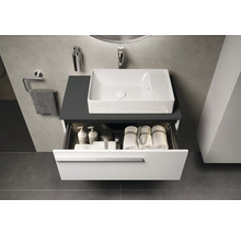 Salle de bains moderne avec lavabo, meuble sous-lavabo avec tiroir, serviettes et accessoires de bain