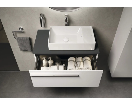 Salle de bains moderne avec lavabo, meuble sous-lavabo avec tiroir, serviettes et accessoires de bain