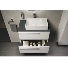 Salle de bain moderne avec lavabo, meuble bas avec tiroir coulissant et porte-serviettes