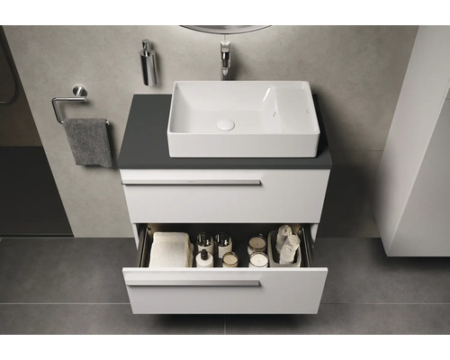 Salle de bain moderne avec lavabo, meuble bas avec tiroir coulissant et porte-serviettes