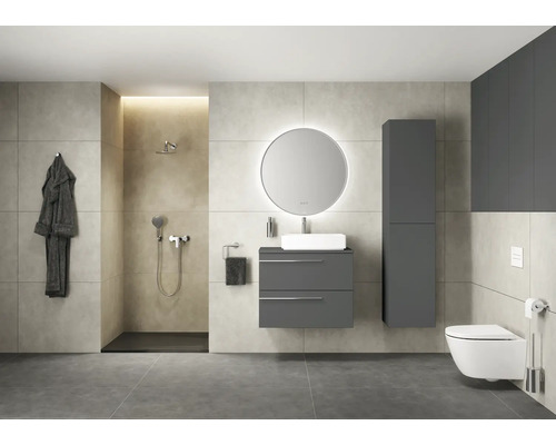 Salle de bains lumineuse avec douche, meuble-lavabo avec miroir, WC et meubles gris