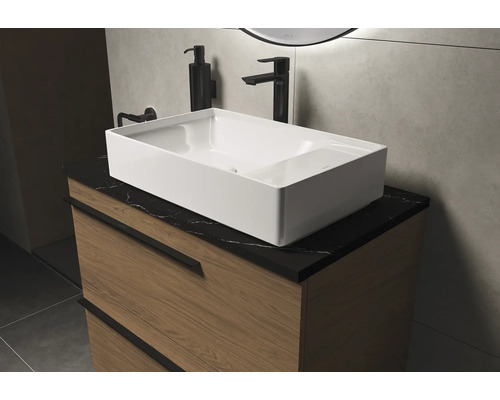 Meuble-lavabo avec armoire, vasque à poser, robinet et distributeur de savon dans la salle de bains