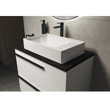 Salle de bains moderne avec vasque à poser, meuble sous-vasque, robinet et distributeur de savon
